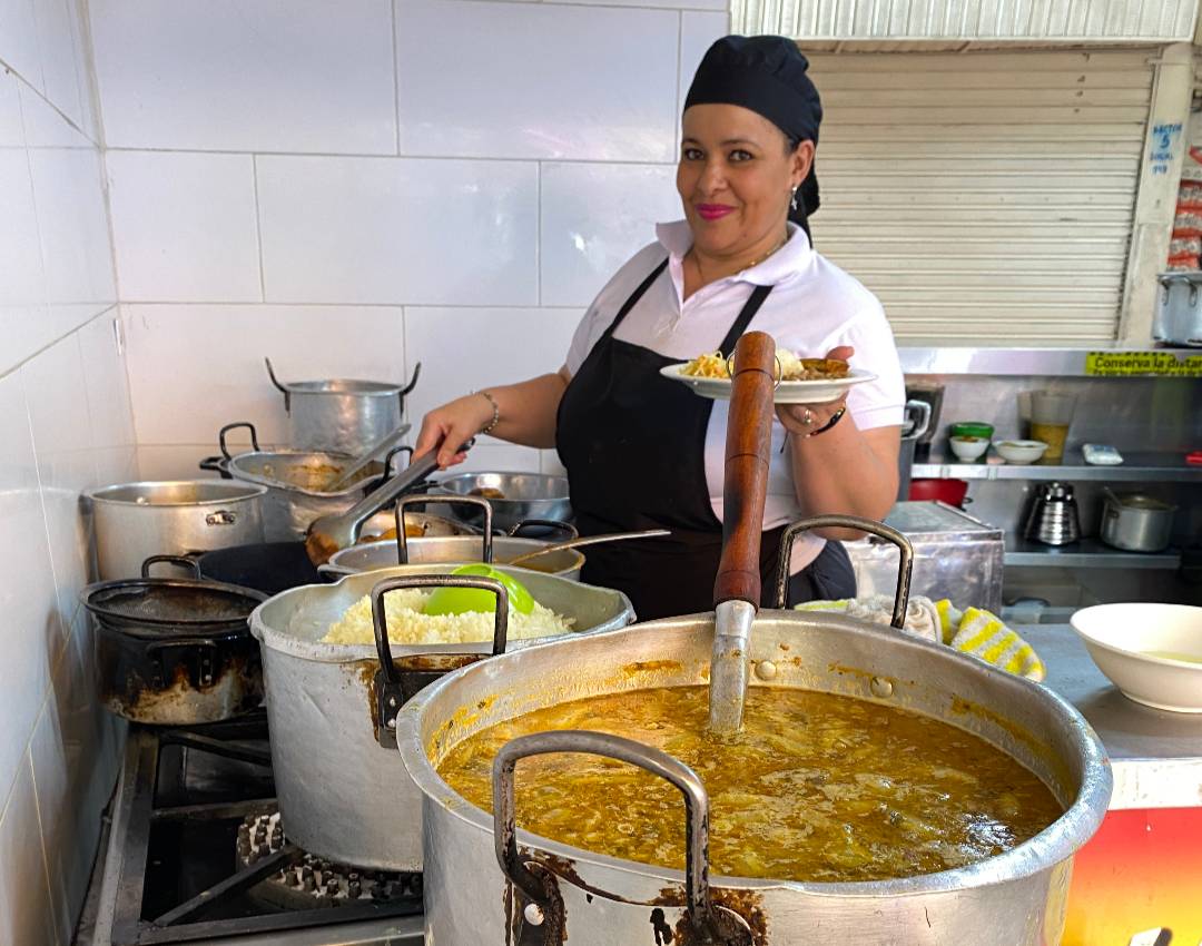 Almuerce en medio de bultos de papa en las plazas Mayorista y Minorista